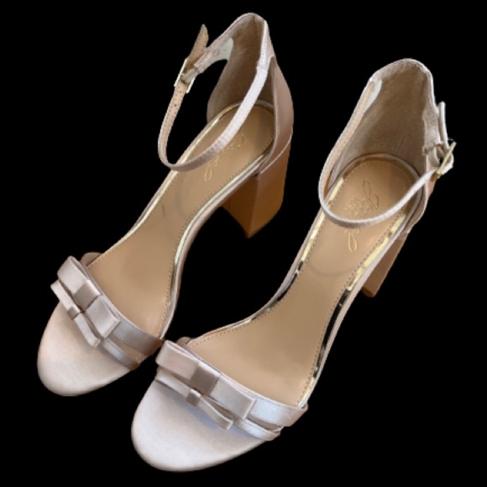 Jewel Badgley Mischka Rio Sandal in Champagne Satin